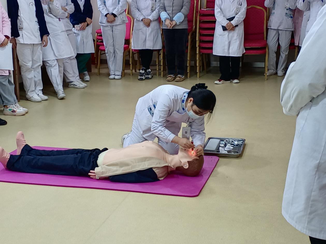 心肺复苏 “救”在眼前 ——我院举行急救演练和徒手心肺复苏操作培训