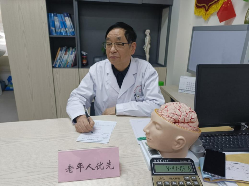 【医者温度】我院神经内科医生接连收到锦旗和感谢信!