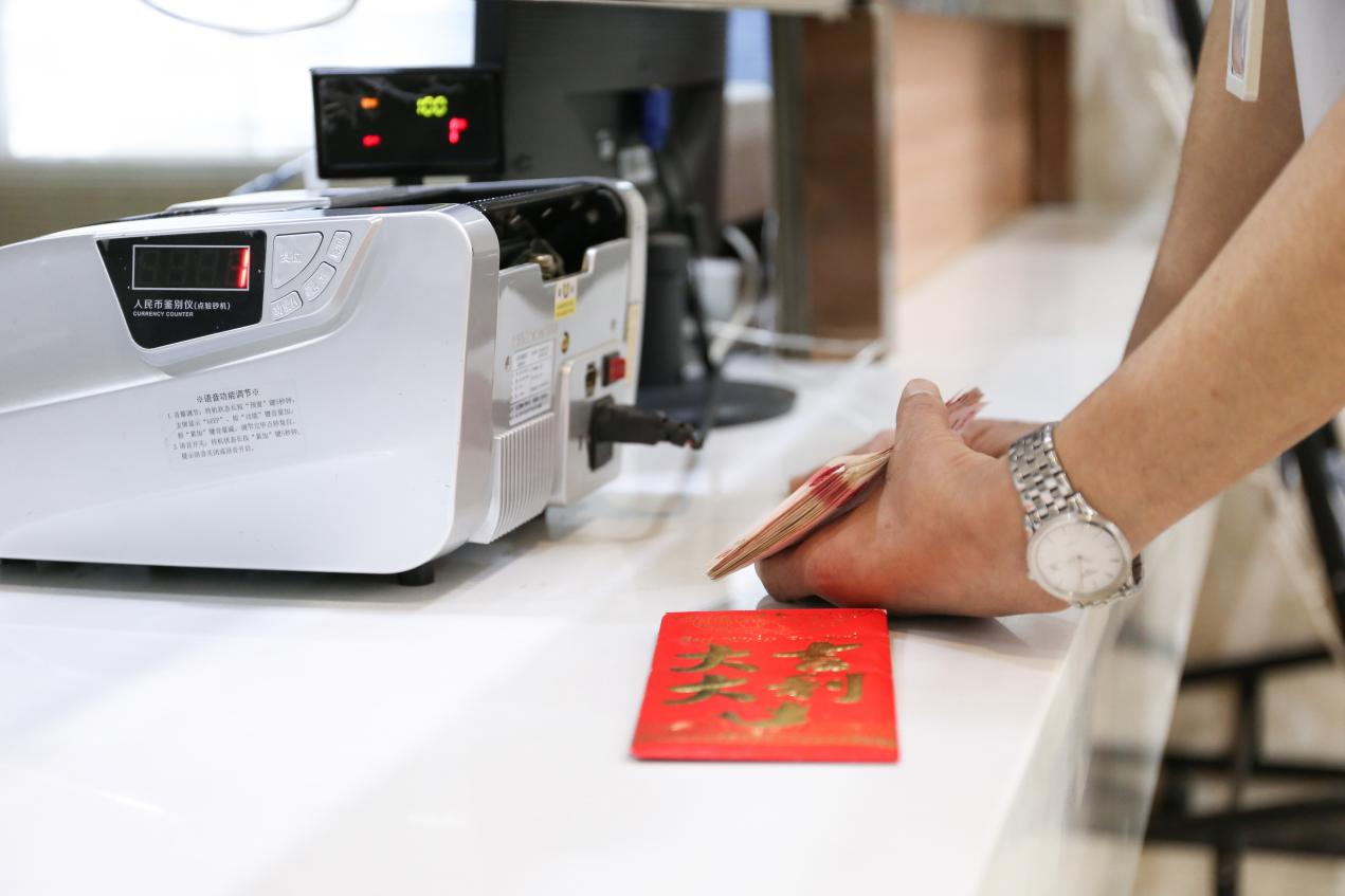 巧收红包显仁心 妙转押金见医德—— 记武汉中际医院索绪松主任的廉洁“定心丸”