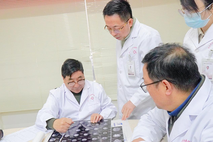 冬日守护!北京天坛医院杨伟力教授莅临武汉中际医院亲诊，癫痫患者迎希望曙光