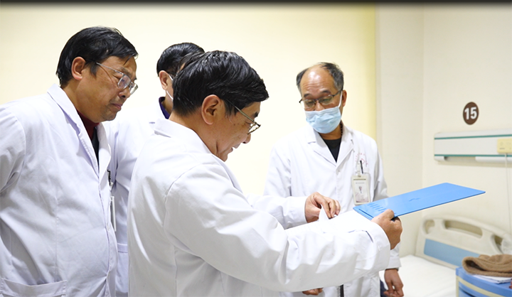 【医路同行·守护光明】2月8-10日，北京天坛医院杨伟力教授莅临武汉中际医院亲诊，全程守护患者健康!