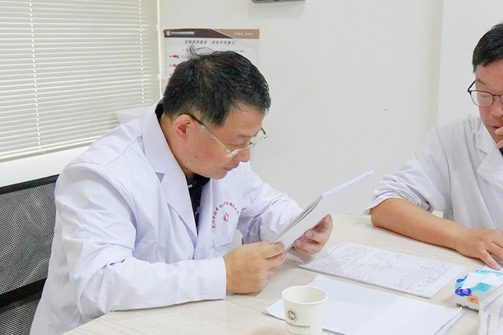 武汉中际特邀北京大学首钢医院高伟主任会诊进行中， 多科协作身心同调，家门口的精准评估，千万别错过！